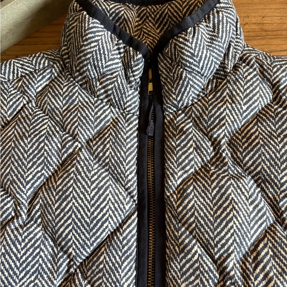 Excellent Condition! J. Crew Down Filled Black and Cream Herringbone Vest Size M - Picture 4 of 8